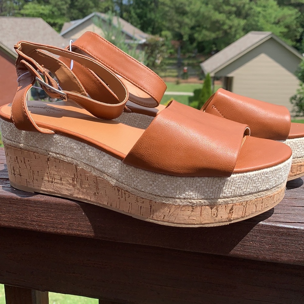 NWT Cognac Bailey Sandal Platform Universal Thread - Picture 4 of 10